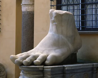 Kolossal fod af Konstantin den Store (marmor)